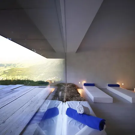 Crest Alpine & Resort *